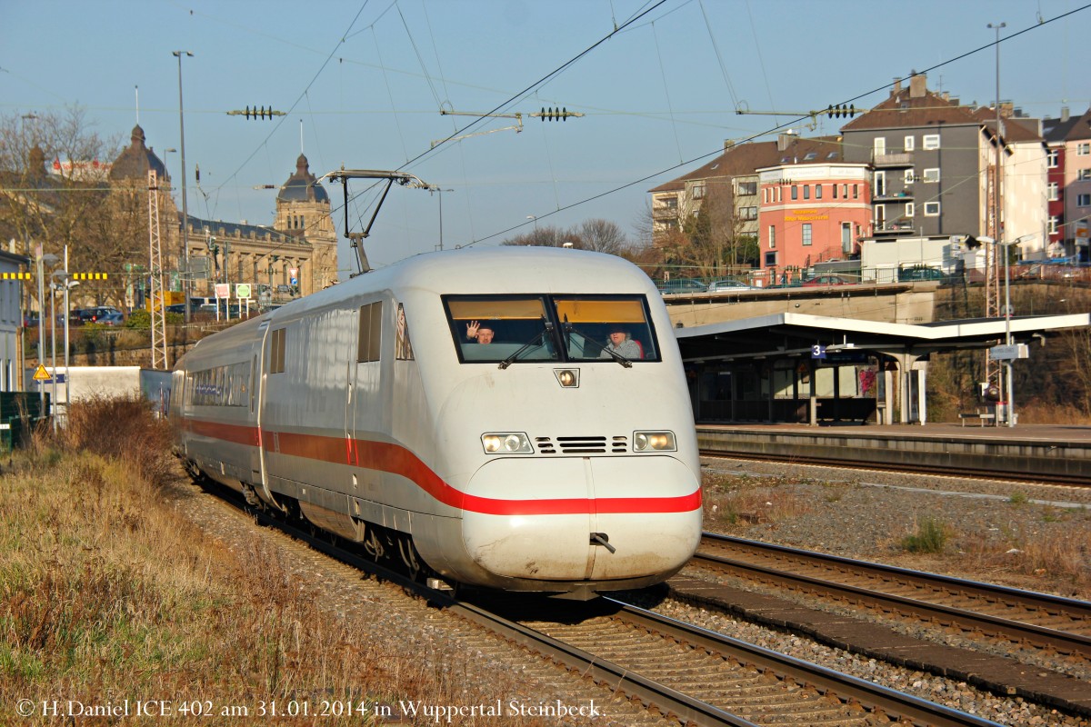 DB ICE 402 in Wuppertal, Januar 2014.
Gru� an den Tf.