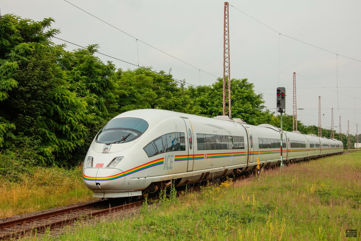 DB ICE 403 022  Einziganders  Regenbogen-ICE in Hilden, Juli 2021.