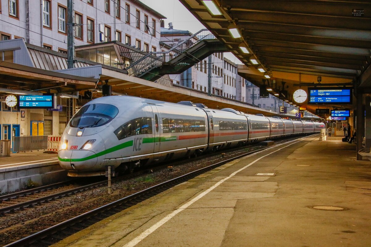 DB ICE 403  Deutschlands schnellster Klimasch�tzter  als ICE103 nach Basel SBB in Wuppertal Hbf, Dezember 2020.