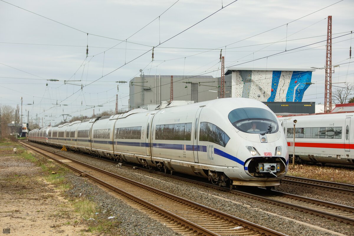 DB ICE 406 001  Europa  als ICE105 in Hilden, März 2024.