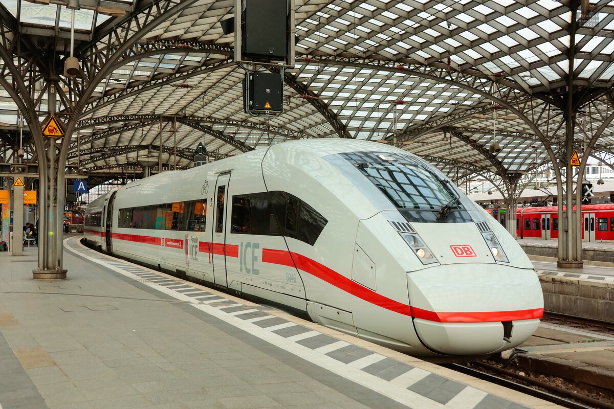 DB ICE 412 046  FEMALE ICE  in K�ln Hbf, Dezember 2025.