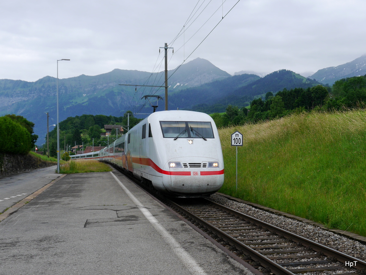 DB - ICE bei der durchfahrt im Bahnhof Faulensee am 21.06.2015