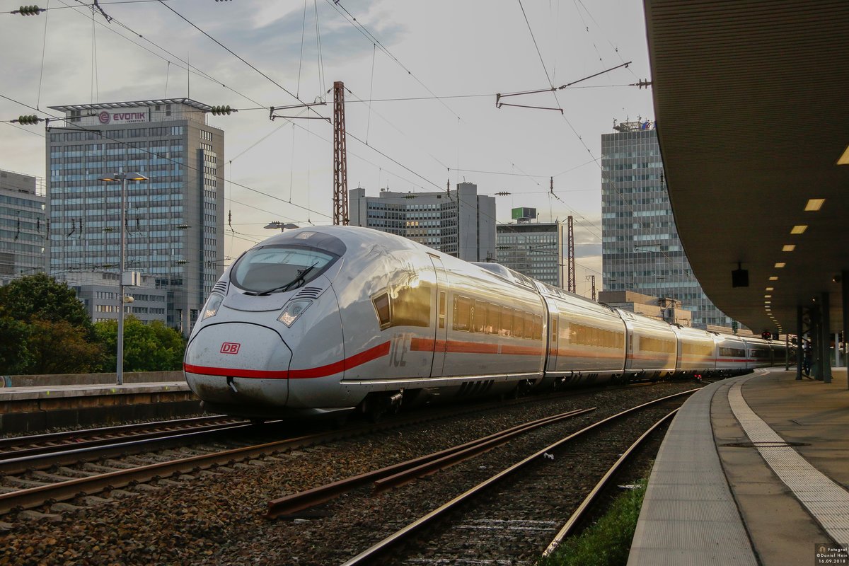 DB ICE Velaro D 407 im Abendlicht in Essen Hbf, September 2018.