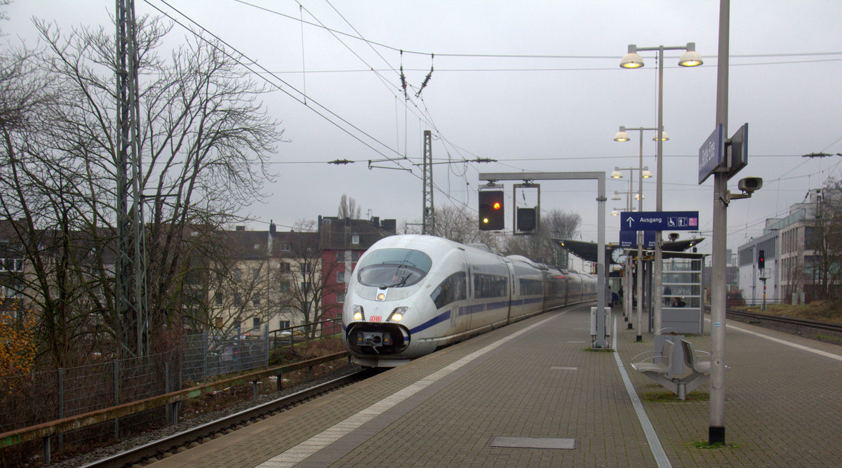 DB ICE3  Europa  aus Frankfurt am Main nach Brüssel-Süd(B) und kommt aus Richtung Köln und fährt durch Aachen-Rothe-Erde in Richtung Aachen-Hbf. 
Aufgenommen vom Bahnsteig 1 in Aachen-Rothe-Erde.
Bei Regenwolken am  Nachmittag vom 27.12.2019.