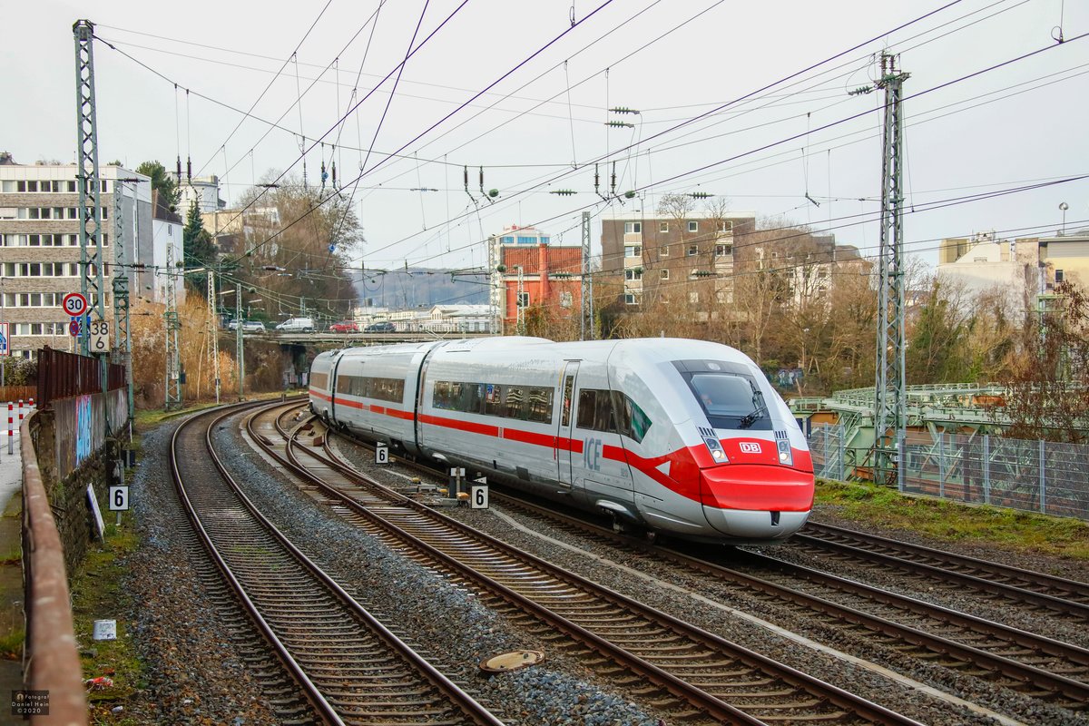 DB ICE4 412 213 mit  Mundschutz  als ICE557 nach Berlin, in Wuppertal, Dezember 2020.