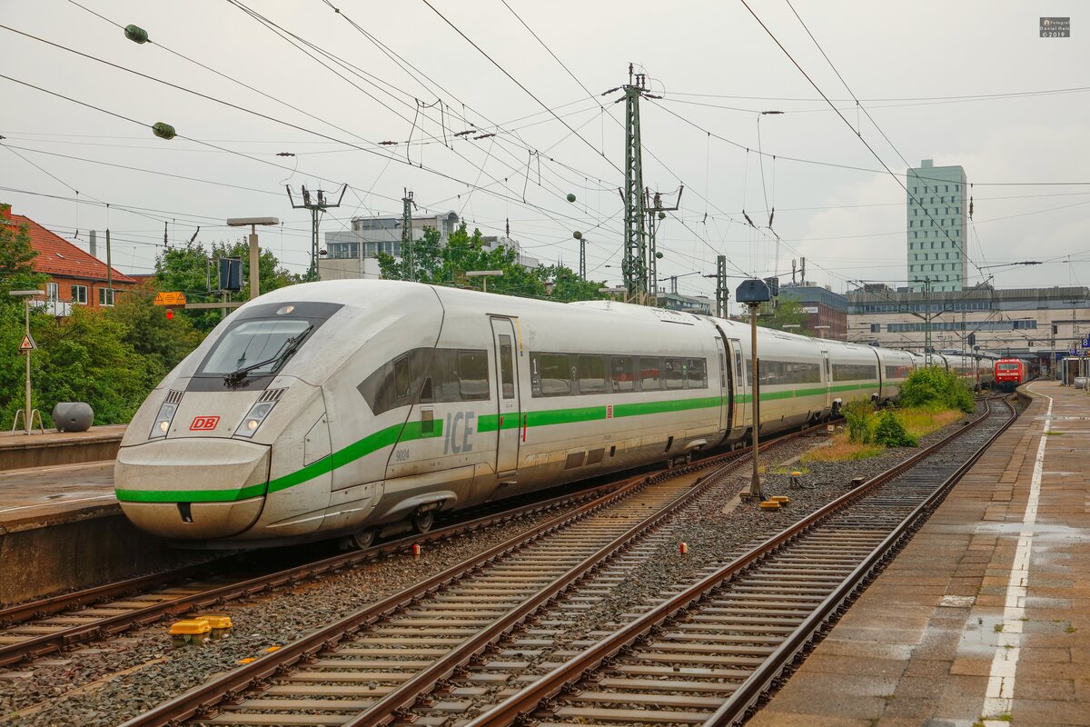 DB ICE4 (9024) mit gr�nem Streifen in Hamburg Altona, Juni 2019.