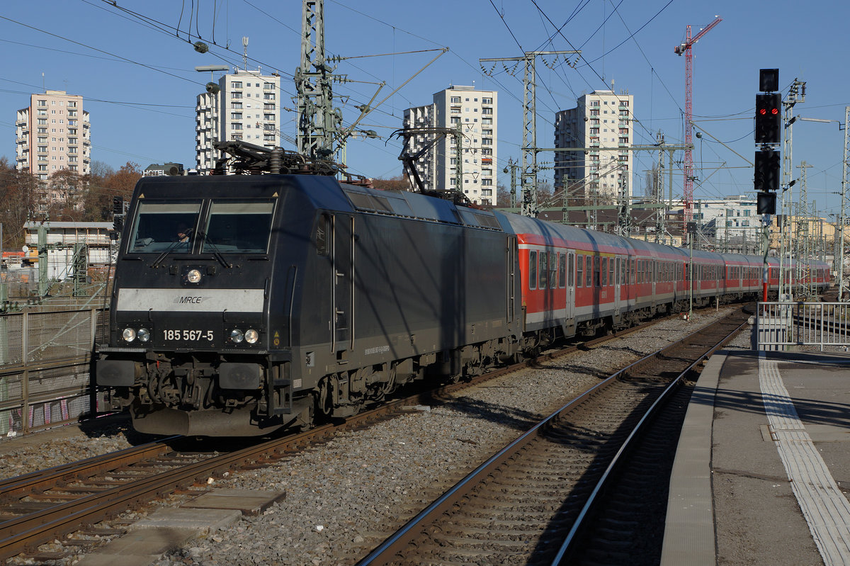 DB: Impressionen des Bahnhofs Stuttgart Hbf vom 3. Dezember 2016.
Foto: Walter Ruetsch