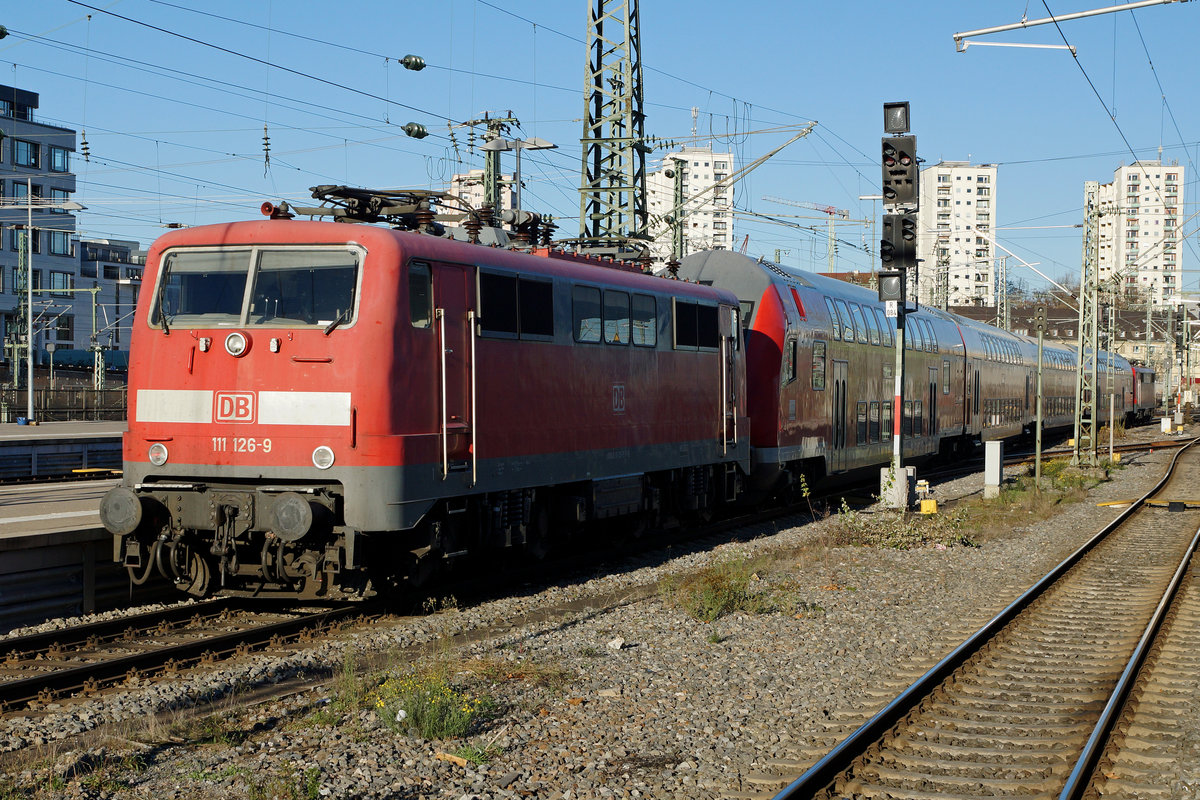 DB: Impressionen des Bahnhofs Stuttgart Hbf vom 3. Dezember 2016.
Besondere Beachtung gilt den E-Loks der BR 111 an beiden Enden, wobei die Lok am Schluss des Zuges nur geschleppt wird ?
Foto: Walter Ruetsch