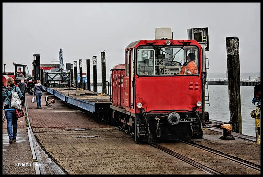 DB Kleindiesel Lok 399106 rangiert hier am 30.9.2017 auf dem Anleger von Wangerooge.