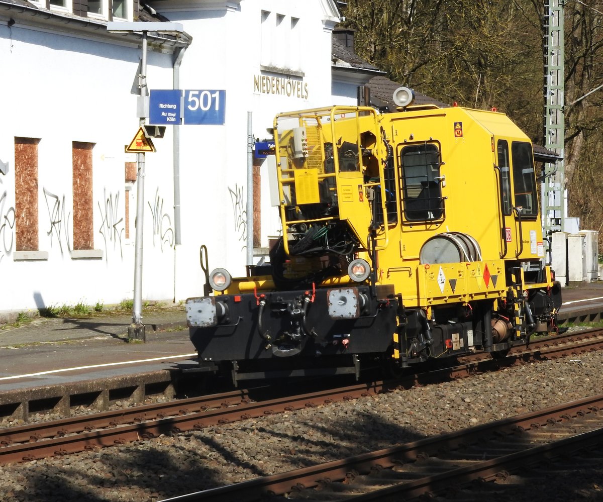 DB-KLV//DRAISINE AUF DER SIEGSTRECKE VOR WISSEN/SIEG
Diesen kleinen DB-KLV konnte ich am 29.3.2019 in voller Fahrt aus Richtung
BETZDORF nach WISSEN/SIEG im Haltepunkt NIEDERHÖVELS  erwischen ...
Genaue Typbezeichnung sowie Sinn des Vorbaus am Fahrerhaus sind mir ein Rätsel...