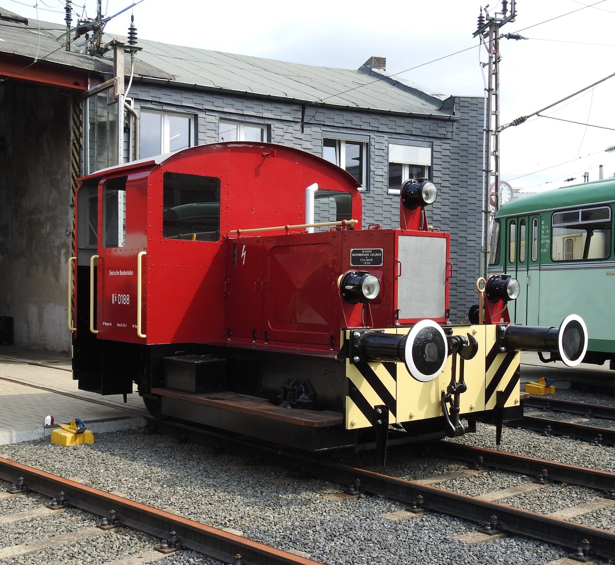 DB-KÖ 0188-DB-ARBEITSTIER IN SIEGEN
Hergestellt 1939 von der MASCHINENFABRIK ESSLINGEN-die DB-KÖ-0188 am 26.8.2017
beim RINGLOKSCHUPPENFEST SIEGEN....