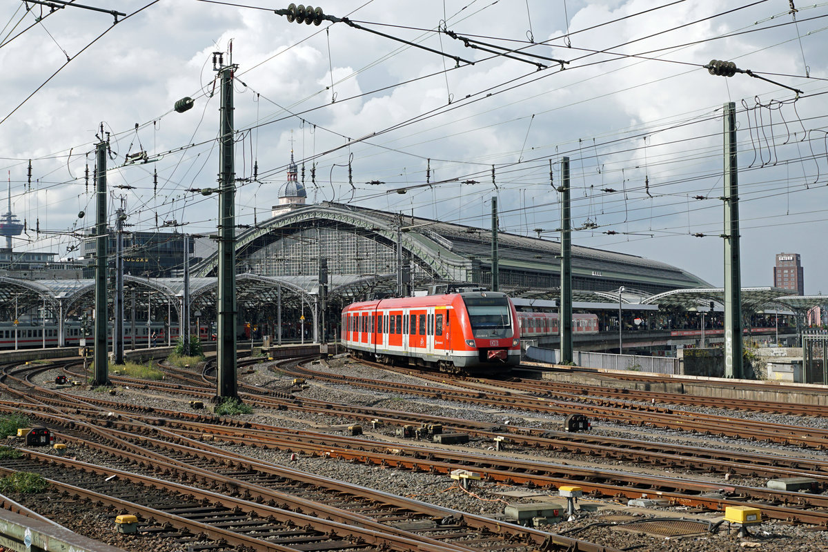 DB: Köln Hauptbahnhof.
Bahnalltag vom 27. September 2017.
Foto: Walter Ruetsch