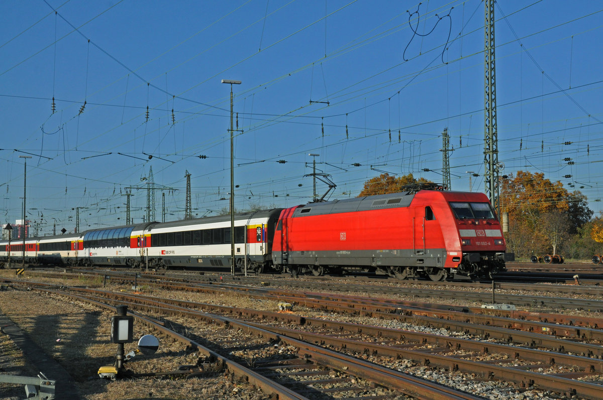 DB Lok 101 002-4 fährt beim badischen Bahnhof ein. Die Aufnahme stammt vom 31.10.2020.