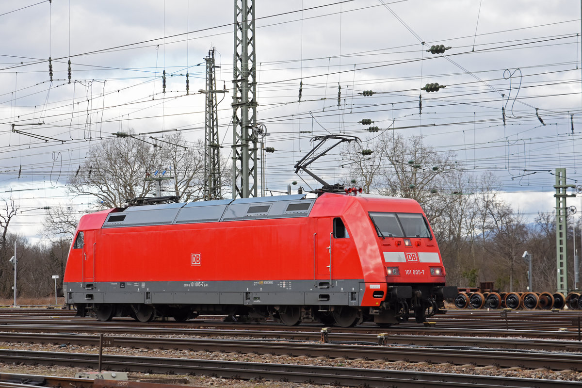 DB Lok 101 005-7 wird auf einem Nebengleis beim badischen Bahnhof abgestellt. Die Aufnahme stammt vom 14.02.2020.