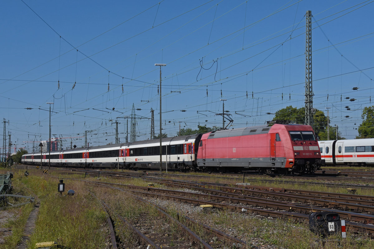 DB Lok 101 007-3 fährt beim badischen Bahnhof ein. Die Aufnahme stammt vom 08.09.2020.