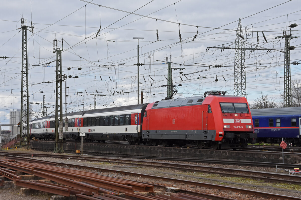 DB Lok 101 018-0 fährt beim badischen Bahnhof ein. Die Aufnahme stammt vom 23.02.2022.