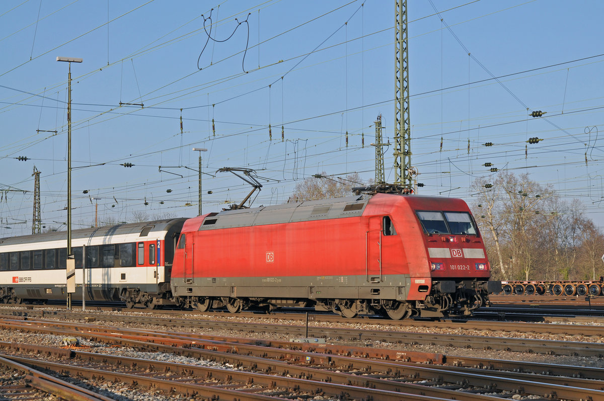 DB Lok 101 022-2 fährt beim Badischen Bahnhof ein. Die Aufnahme stammt vom 13.01.2018.