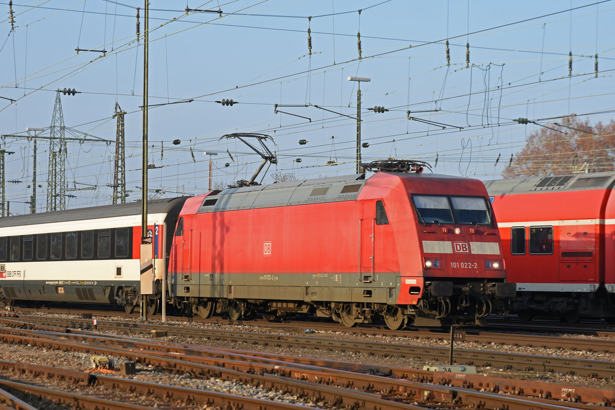 DB Lok 101 022-2 fährt beim badischen Bahnhof ein. Die Aufnahme stammt vom 22.01.2019.