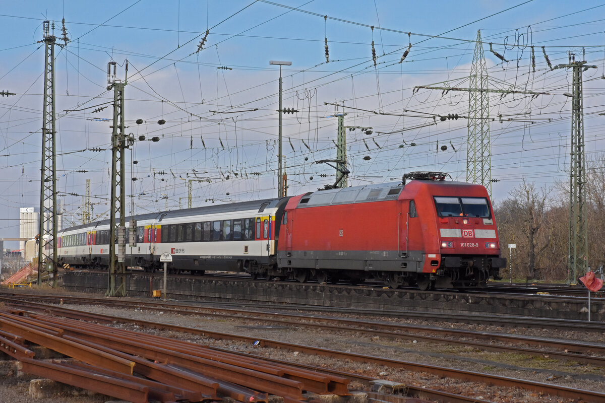 DB Lok 101 028-9 fährt beim badischen Bahnhof ein. Die Aufnahme stammt vom 28.01.2022.