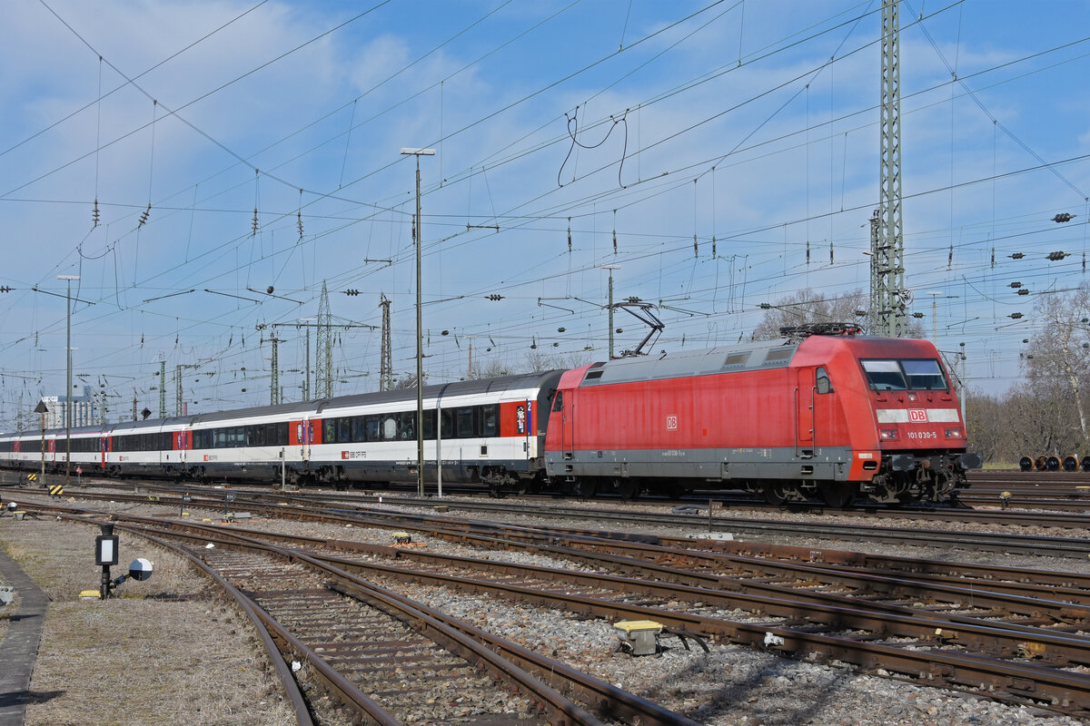 DB Lok 101 030-5 fährt beim badischen Bahnhof ein. Die Aufnahme stammt vom 01.03.2022.