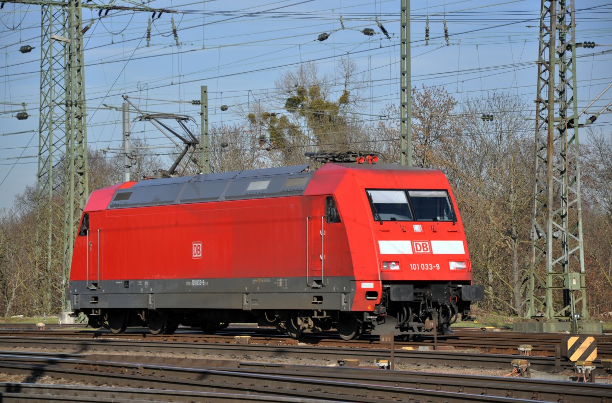 DB Lok 101 033-9 am Badischen Bahnhof in Basel. Die Aufnahme stammt vom 17.12.2013.