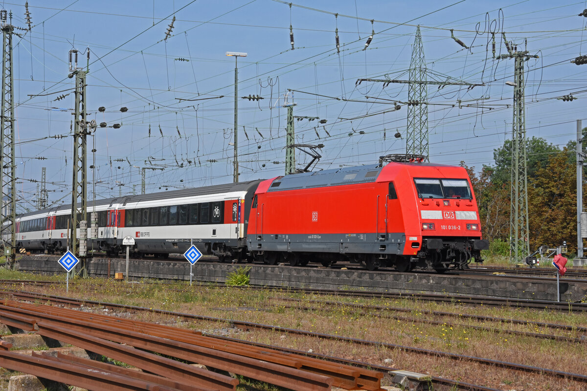 DB Lok 101 036-2 fährt beim badischen Bahnhof ein. Die Aufnahme stammt vom 22.09.2021.