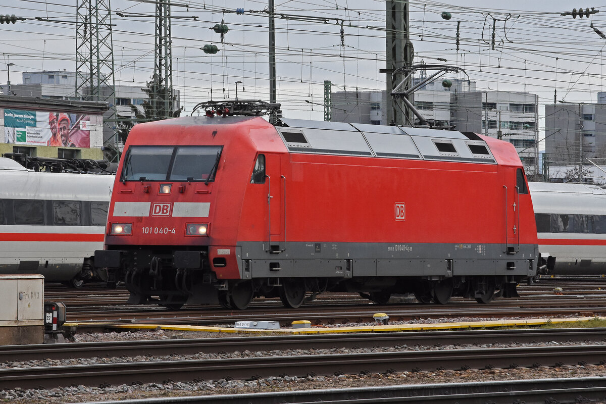 DB Lok 101 040-4 steht auf einem Nebengleis beim badischen Bahnhof. Die Aufnahme stammt vom  29.01.2022.
