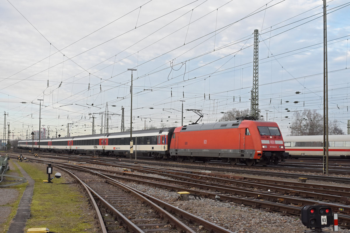 DB Lok 101 042-0 fährt beim badischen Bahnhof ein. Die Aufnahme stammt vom 19.12.2019.