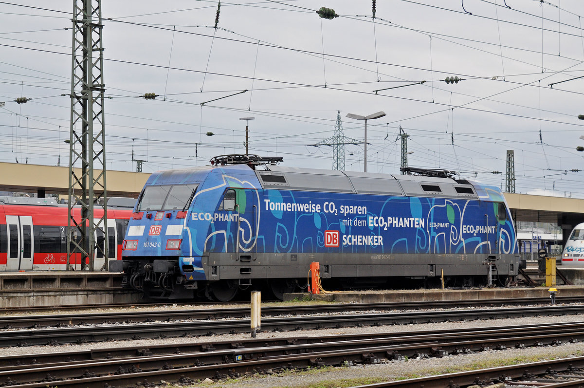 DB Lok 101 042-0 steht auf einem Abstellgleis beim Badischen Bahnhof. Die Aufnahme stammt vom 31.03.2018.