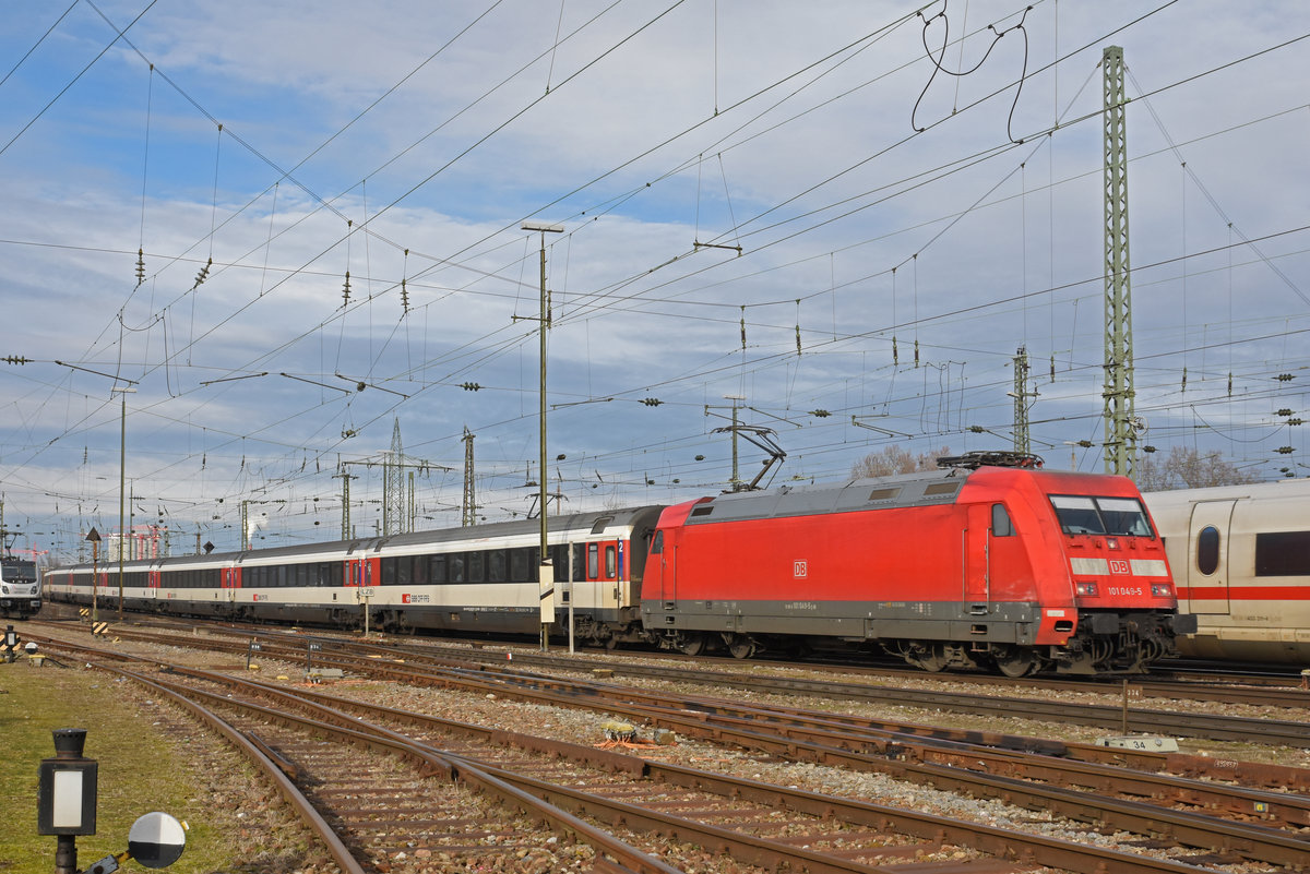 DB Lok 101 049-5 fährt beim badischen Bahnhof ein. Die Aufnahme stammt vom 08.01.2020.
