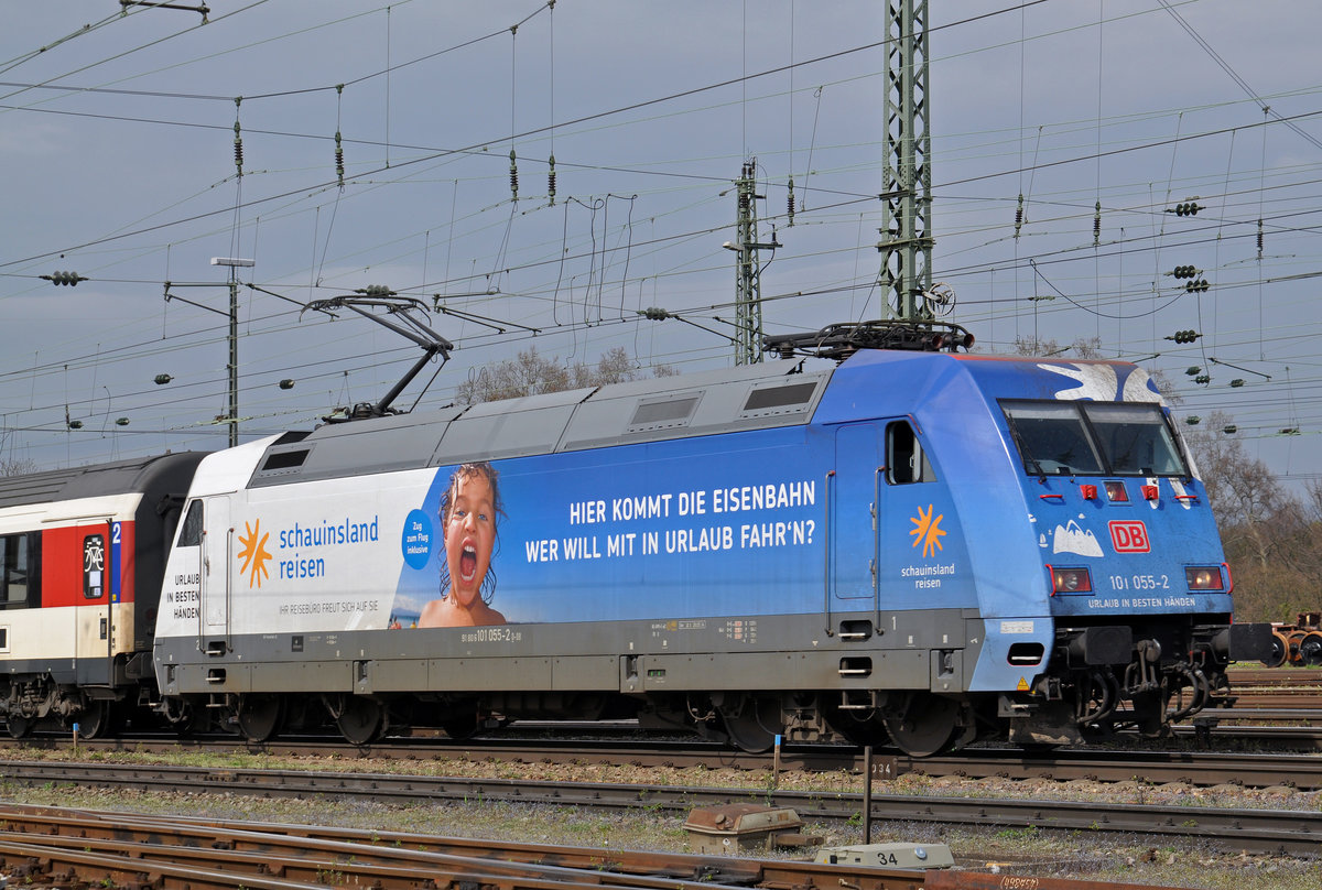 DB lok 101 055-2, mit einer Werbung für das Reisebüro Schauinsland Reisen, fährt beim Badischen Bahnhof ein. Die Aufnahme stammt vom 04.04.2016.