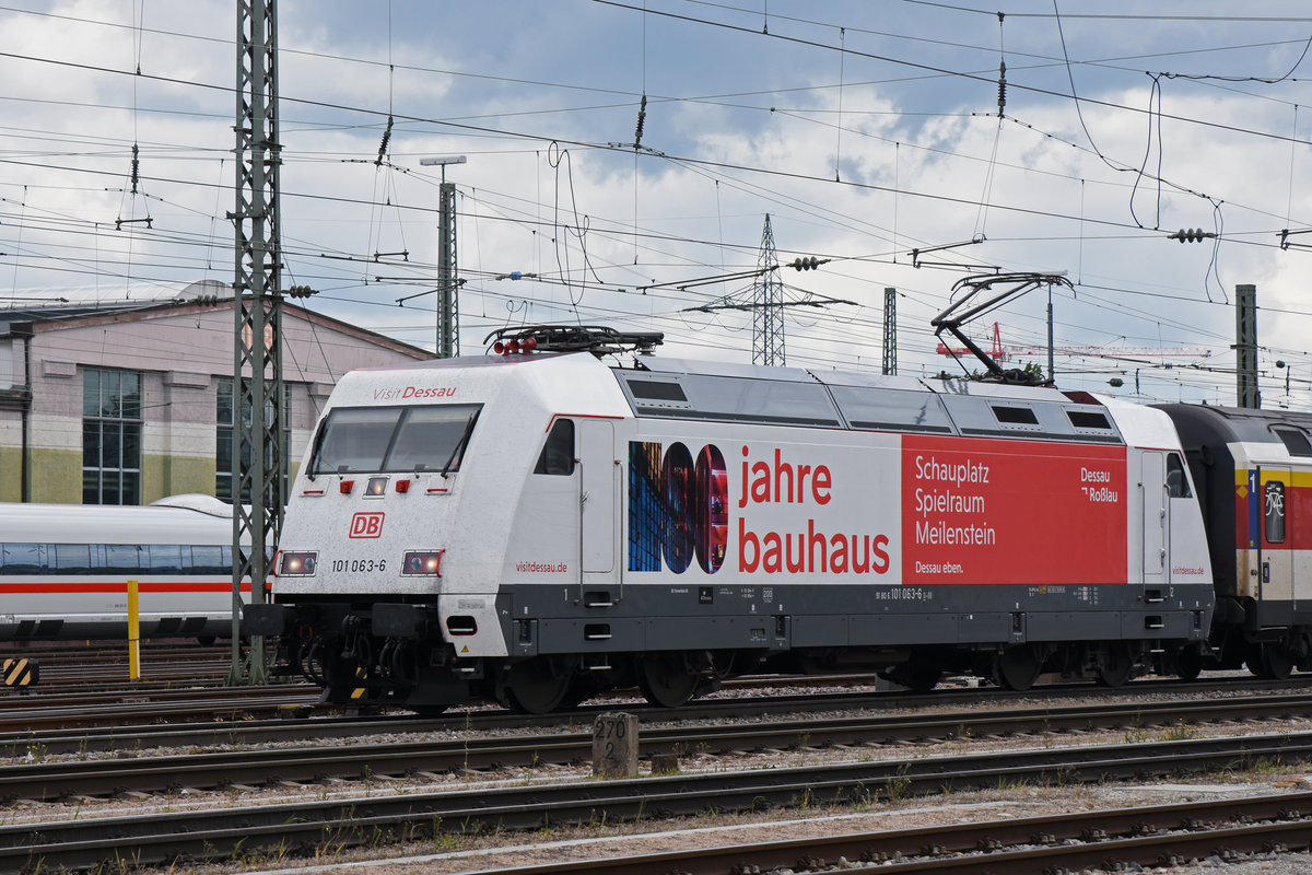 DB Lok 101 063-6 verlässt den badischen Bahnhof. Die Aufnahme stammt vom 05.05.2019.