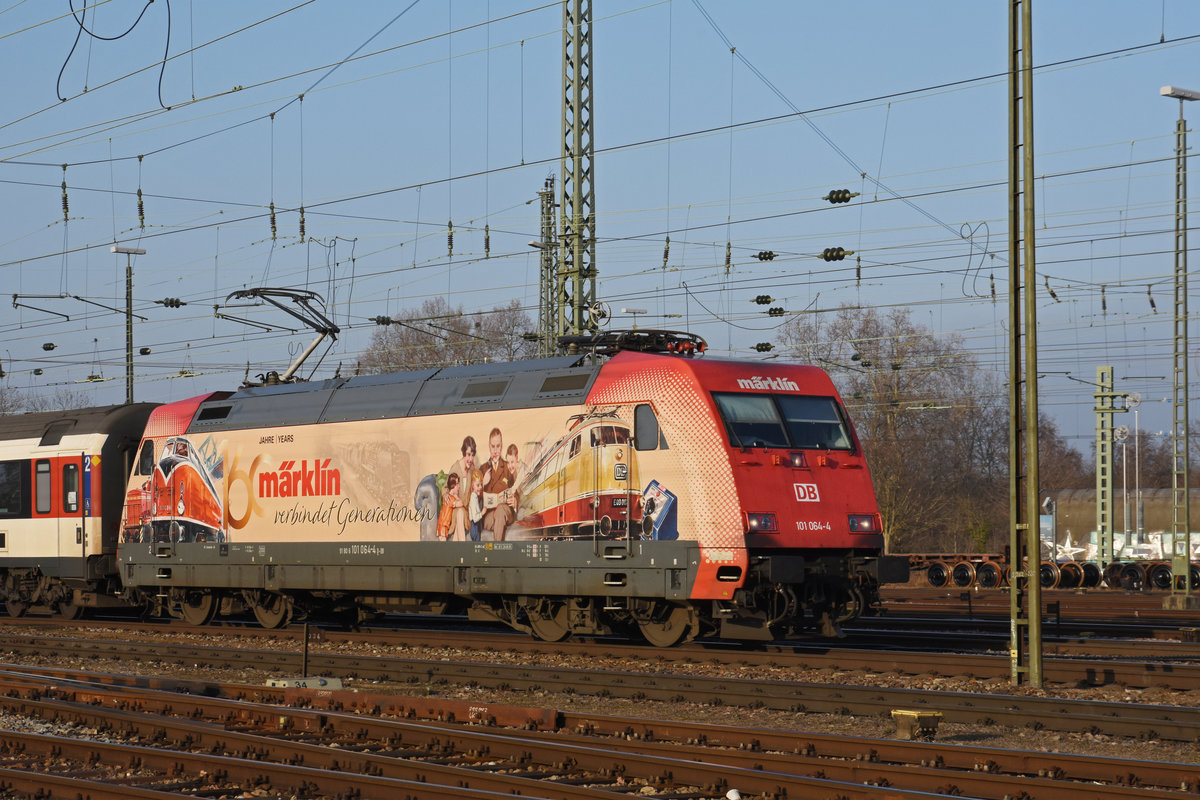 DB Lok 101 064-4 mit einer Märklin Werbung, fährt beim badischen Bahnhof ein. Die Aufnahme stammt vom 23.01.2020.