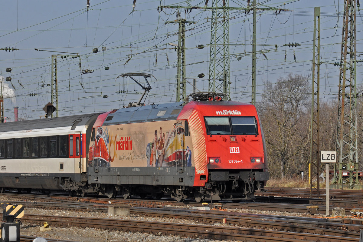 DB Lok 101 064-4 mit einer Märklin Werbung, fährt beim badischen Bahnhof ein. Die Aufnahme stammt vom 25.01.2020.