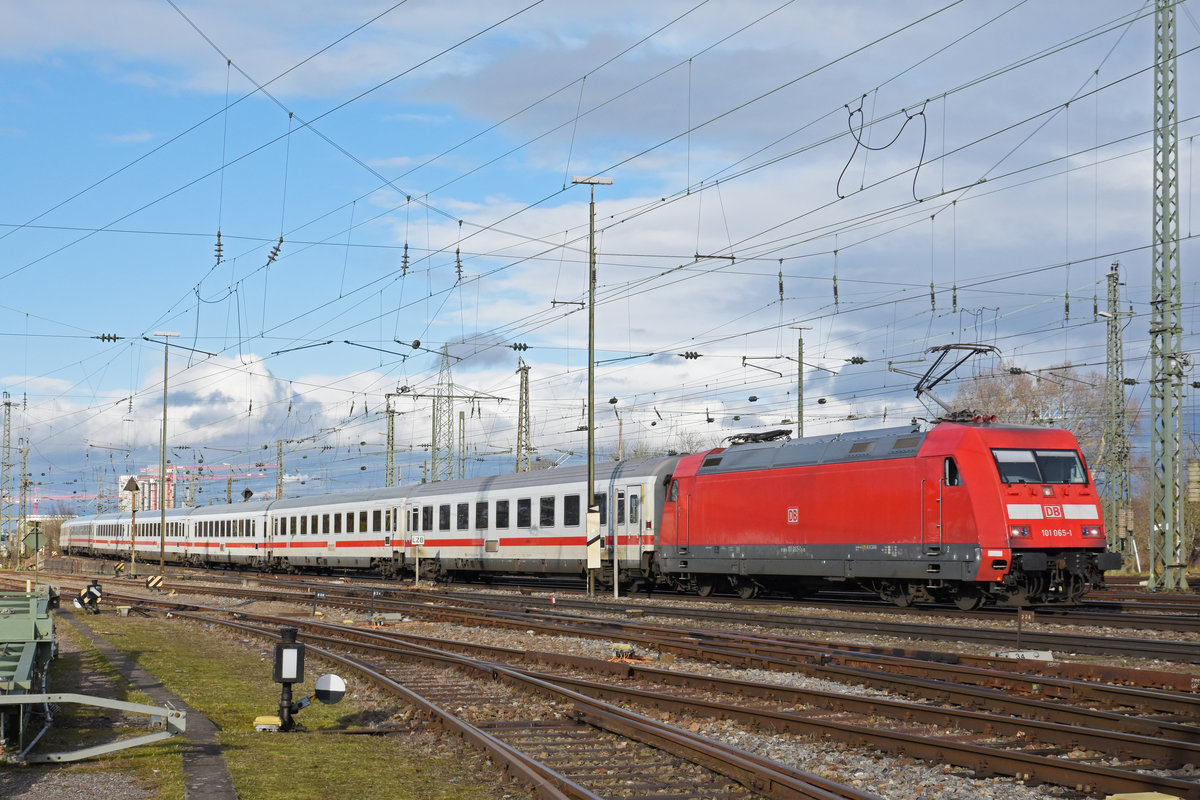 DB Lok 101 065-1 fährt beim badischen Bahnhof ein. Die Aufnahme stammt vom 10.01.2020.