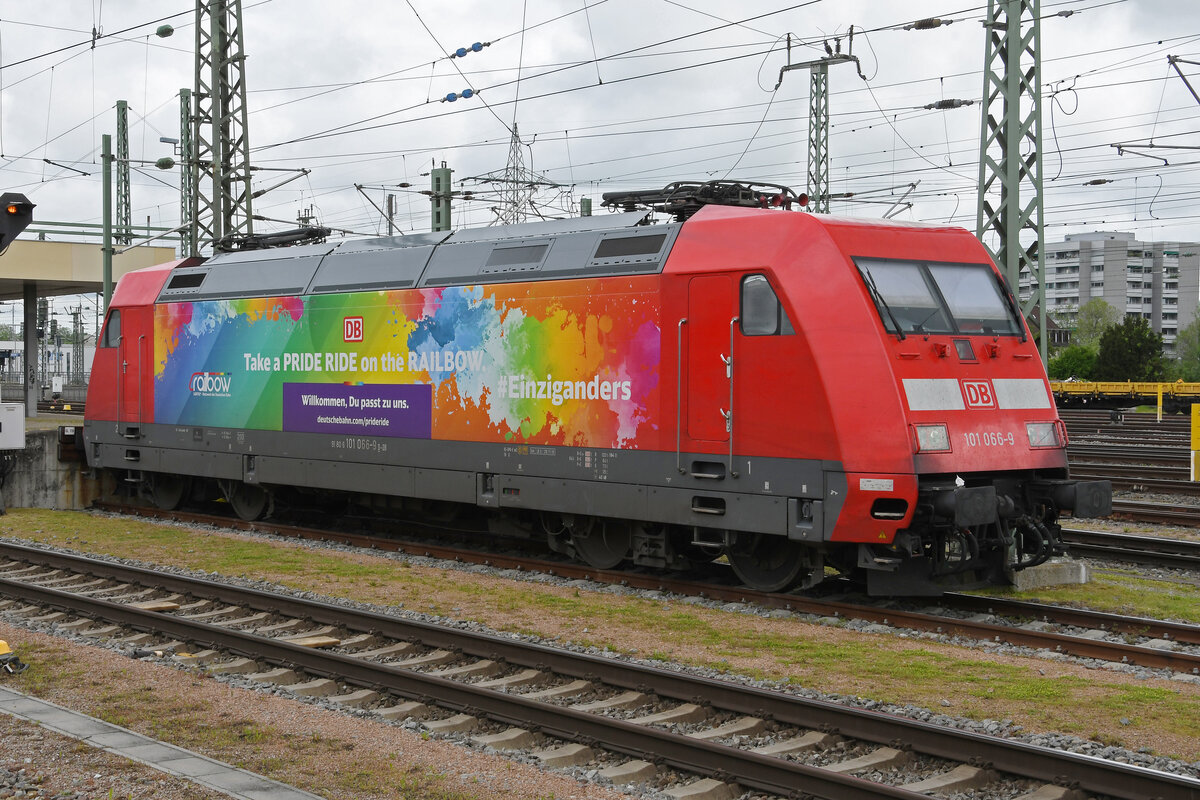 DB Lok 101 066-9 steht am 11.05.2023 auf einem Abstellgleis beim badischen Bahnhof.