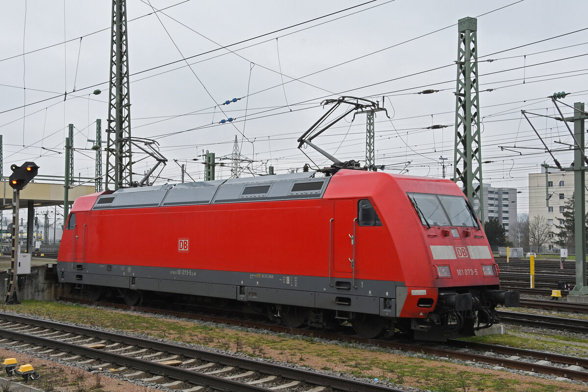 DB Lok 101 073-5 steht am 25.01.2023 auf einem Abstellgleis beim badischen Bahnhof.