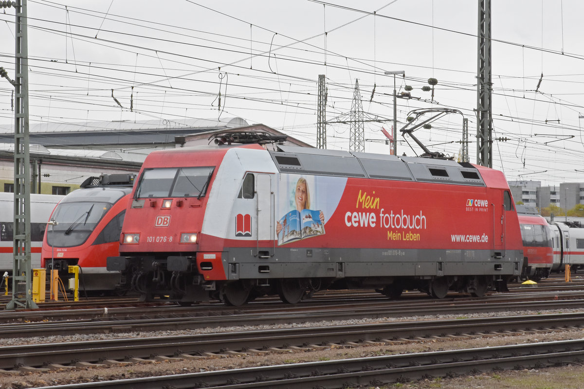 DB Lok 101 076-8 steht auf einem Nebengleis beim badischen Bahnhof. Die Aufnahme stammt vom 13.11.2019.