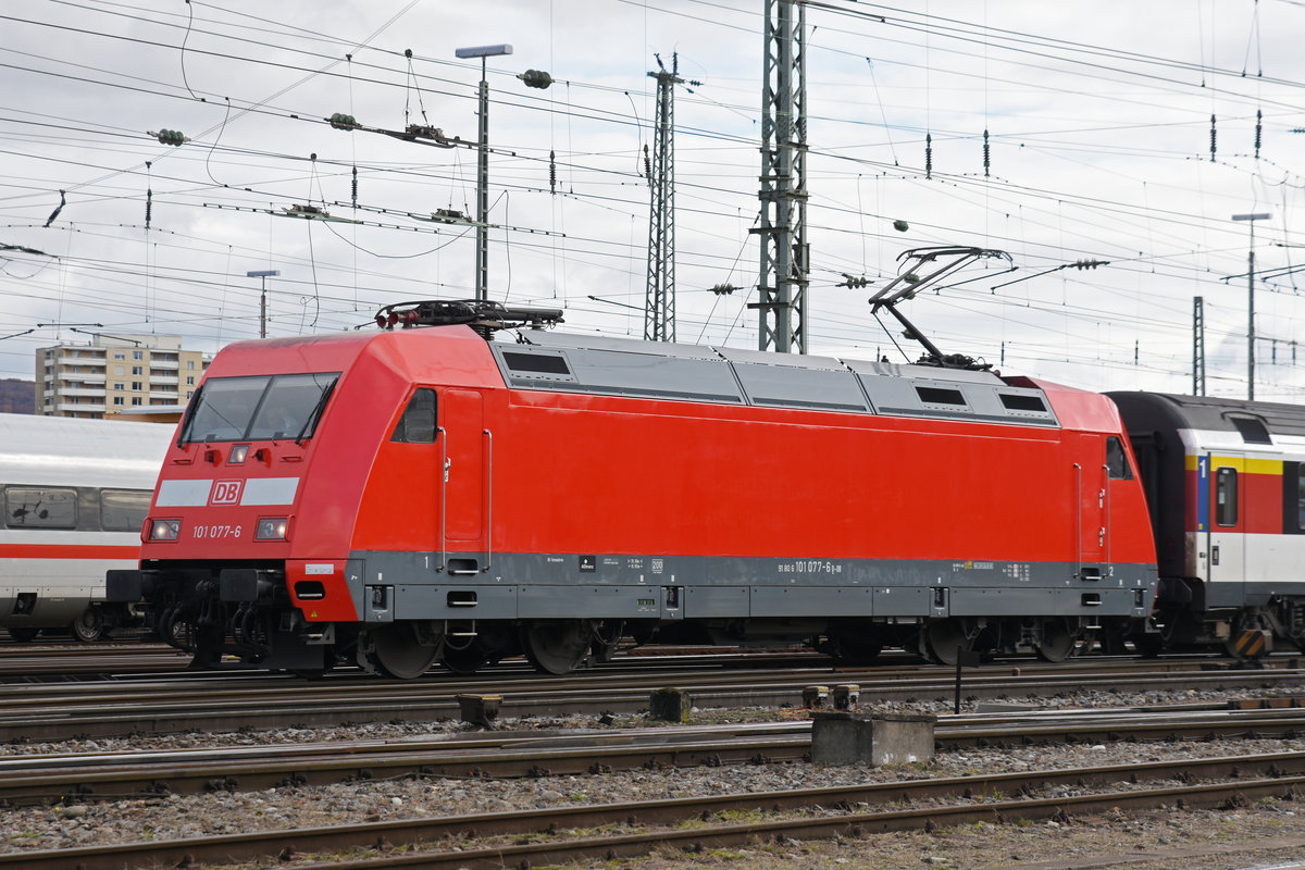 DB Lok 101 077-6 verlässt den badischen Bahnhof. Die Aufnahme stammt vom 18.11.2019.