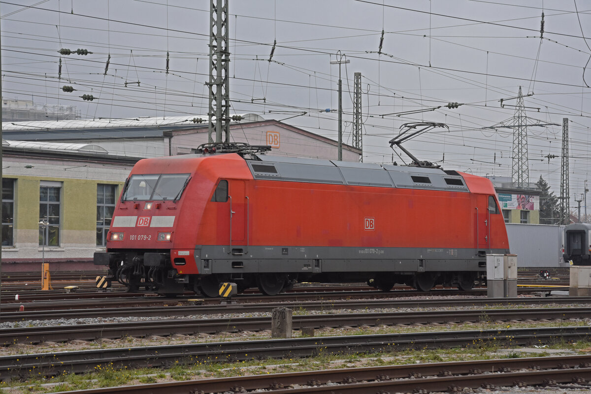 DB Lok 101 079-2 steht am 02.12.2022 auf einem Nebengleis beim badischen Bahnhof.