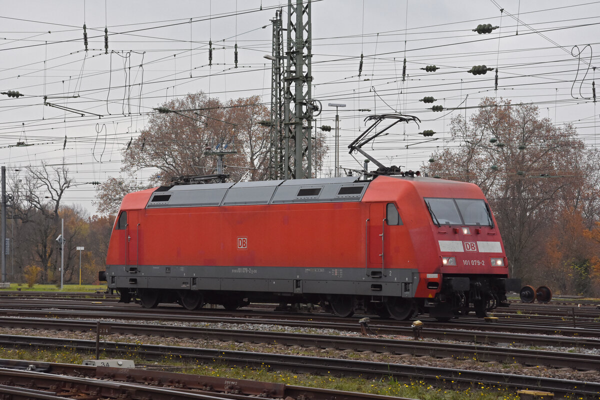 DB Lok 101 079-2 steht am 02.12.2022 auf einem Nebengleis beim badischen Bahnhof.