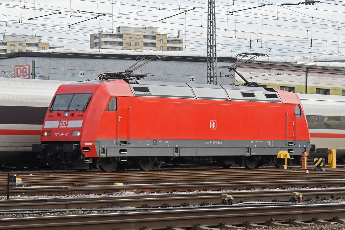DB Lok 101 084-2 steht auf einem Nebengleis beim badischen Bahnhof. Die Aufnahme stammt vom 08.01.2020.