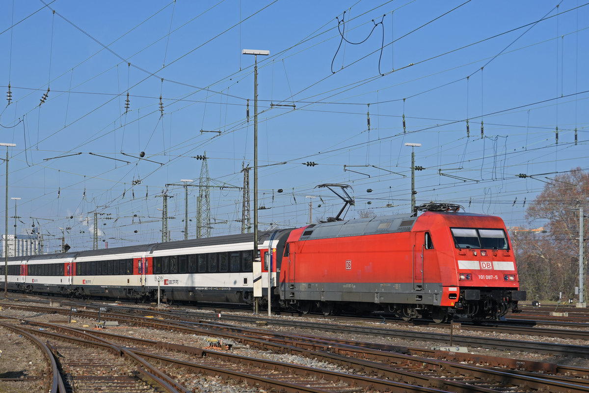 DB Lok 101 087-5 fährt beim badischen Bahnhof ein. Die Aufnahme stammt vom 05.02.2019.
