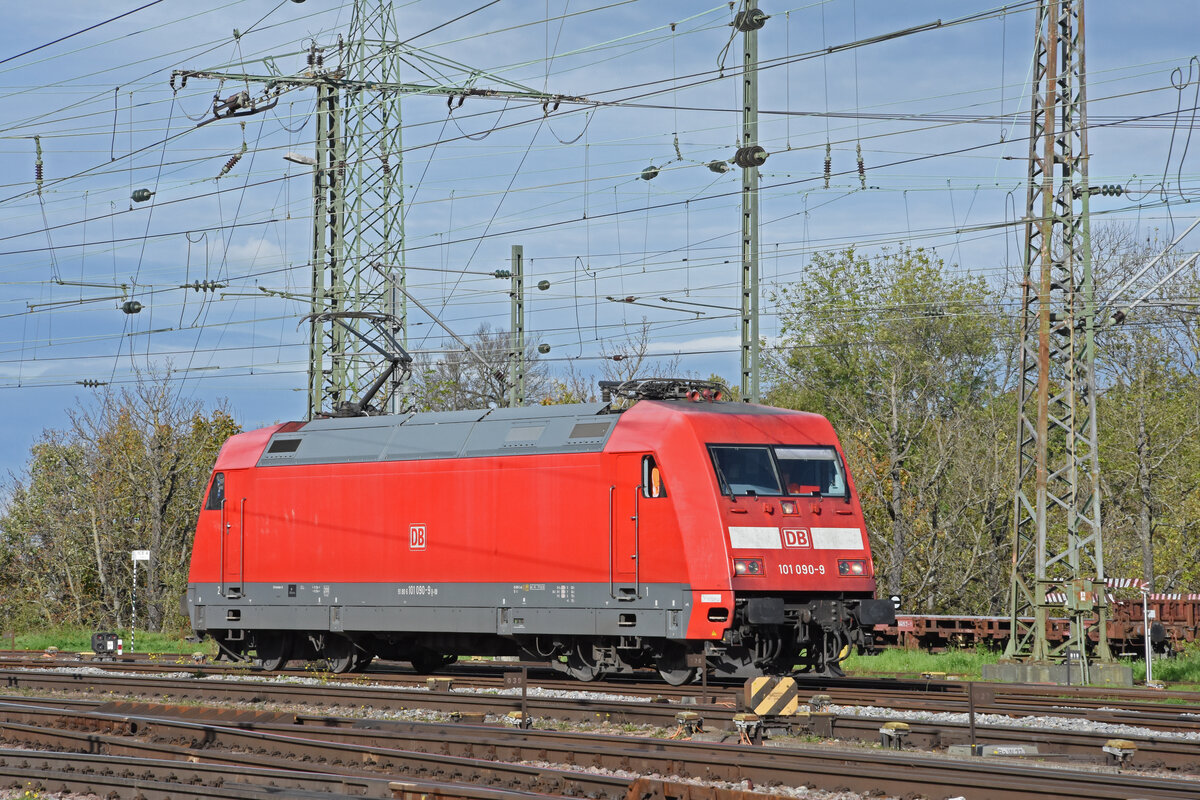 DB Lok 101 090-9 wird am 07.11.2022 auf ein Nebengleis beim badischen Bahnhof gestellt.