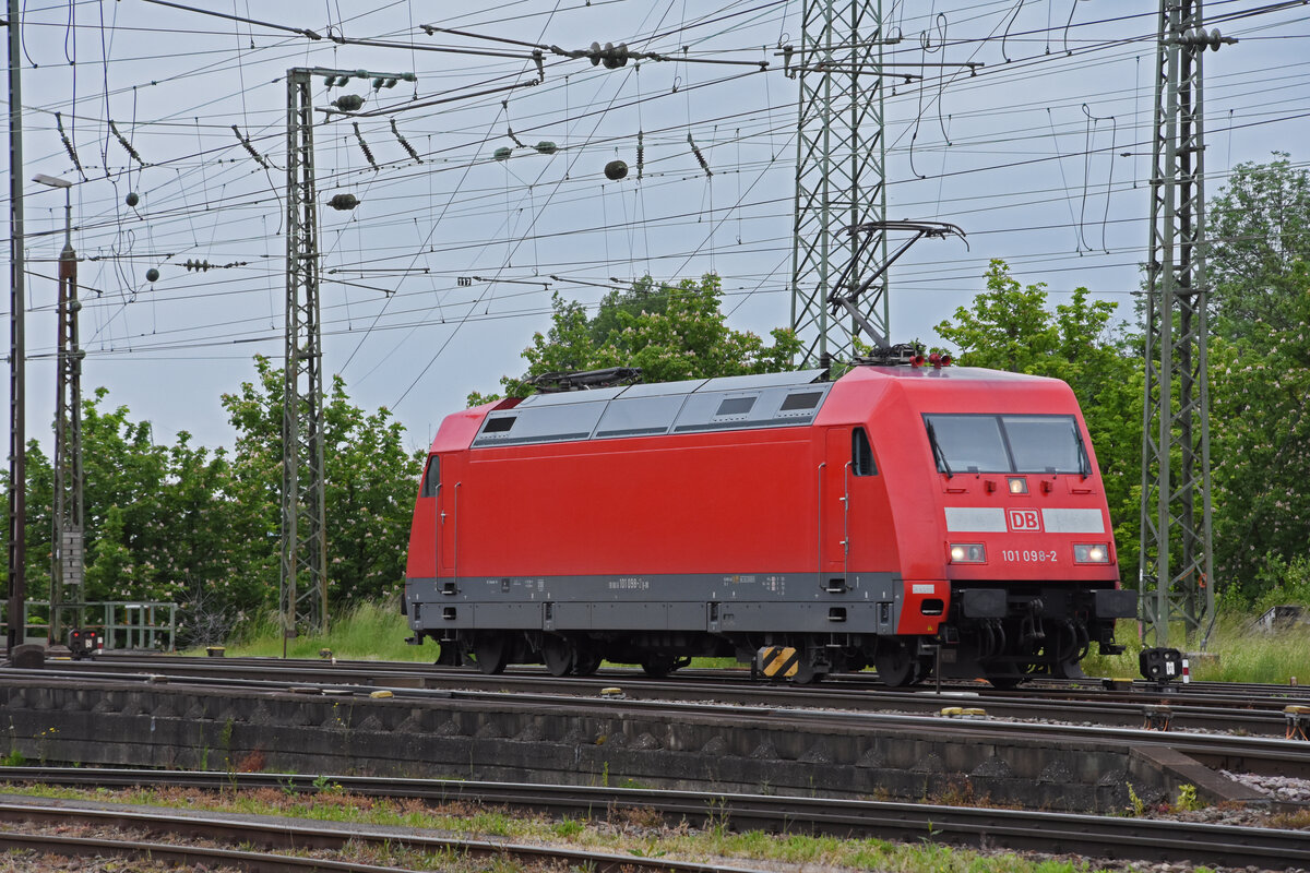 DB Lok 101 098-2 wird nach einem Rangiermanöver auf einem beim badischen Bahnhof Nebengleis abgestellt. Die Aufnahme stammt vom 26.05.2021.