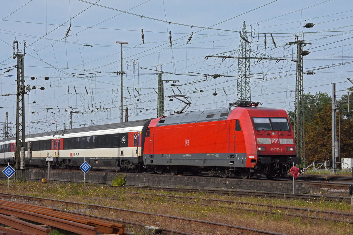 DB Lok 101 101-4 fährt beim badischen Bahnhof ein. Die Aufnahme stammt vom 22.09.2021.