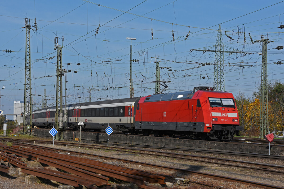 DB Lok 101 107-1 fährt beim badischen Bahnhof ein. Die Aufnahme stammt vom 27.10.2021.