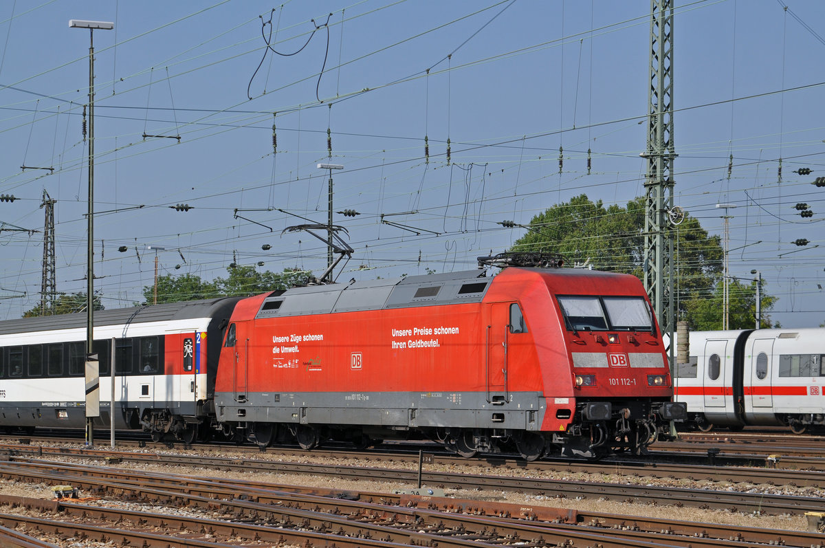 DB Lok 101 112-1, fährt beim Badischen Bahnhof ein. Die Aufnahme stammt vom 4.09.2016.