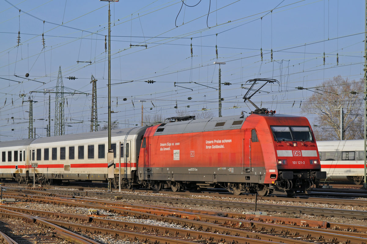 DB Lok 101 121-2 fährt beim Badischen Bahnhof ein. Die Aufnahme stammt vom 06.02.2018.