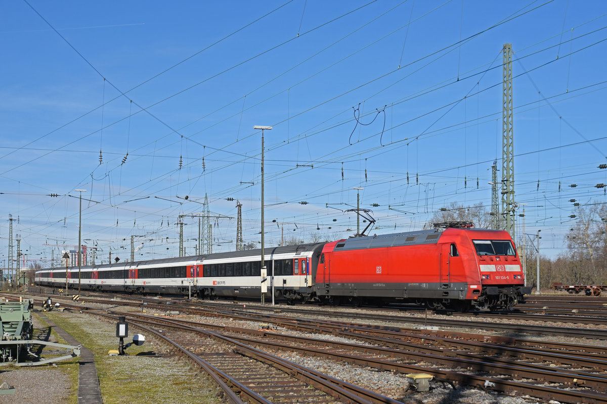 DB Lok 101 134-5 fährt beim badischen Bahnhof ein. Die Aufnahme stammt vom 21.02.2020.